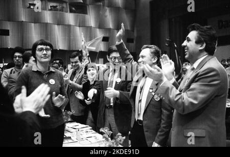 Der Bundeskongress der linken Sozialistischen Deutschen Arbeiterjugend (SDAJ) 7. im Jahr 1982. Egon Krenz, Sigmund Jaehn (r. bis l.), Deutschland Stockfoto