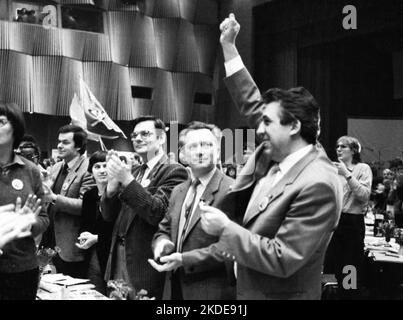 Der Bundeskongress der linken Sozialistischen Deutschen Arbeiterjugend (SDAJ) 7. im Jahr 1982. .Egon Krenz, Sigmund Jaehn (von rechts nach links), Deutschland Stockfoto