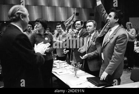 Der Bundeskongress der linken Sozialistischen Deutschen Arbeiterjugend (SDAJ) 7. im Jahr 1982.Egon Krenz, Sigmund Jaehn (v.r.T.l.), Deutschland Stockfoto