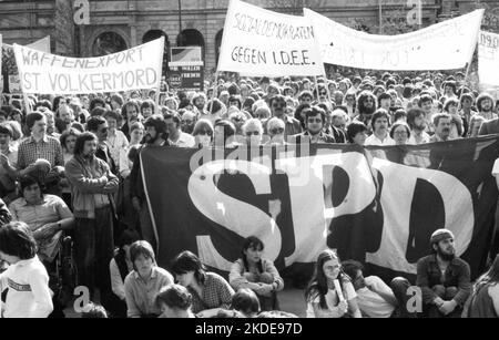 20, 000 Demonstranten, die von der Friedensbewegung, der SPD und anderen demokratischen Organisationen und Gewerkschaften aufgerufen wurden, bildeten sich im Jahr 1982 gegen Atomwaffen Stockfoto