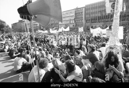 20, 000 Demonstranten, die von der Friedensbewegung, der SPD und anderen demokratischen Organisationen und Gewerkschaften aufgerufen wurden, bildeten sich im Jahr 1982 gegen Atomwaffen Stockfoto