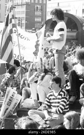 20, 000 Demonstranten, die von der Friedensbewegung, der SPD und anderen demokratischen Organisationen und Gewerkschaften aufgerufen wurden, bildeten sich im Jahr 1982 gegen Atomwaffen Stockfoto