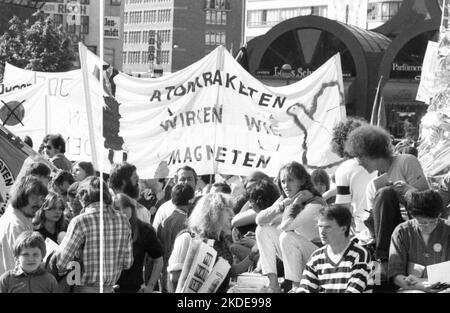 20, 000 Demonstranten, die von der Friedensbewegung, der SPD und anderen demokratischen Organisationen und Gewerkschaften aufgerufen wurden, bildeten sich im Jahr 1982 gegen Atomwaffen Stockfoto