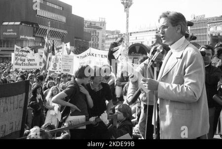 20, 000 Demonstranten, die von der Friedensbewegung, der SPD und anderen demokratischen Organisationen und Gewerkschaften aufgerufen wurden, bildeten sich im Jahr 1982 gegen Atomwaffen Stockfoto