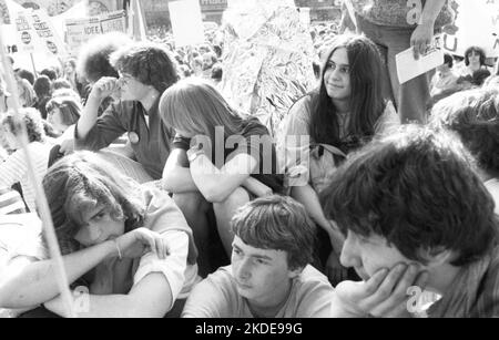 20, 000 Demonstranten, die von der Friedensbewegung, der SPD und anderen demokratischen Organisationen und Gewerkschaften aufgerufen wurden, bildeten sich im Jahr 1982 gegen Atomwaffen Stockfoto