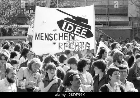 20, 000 Demonstranten, die von der Friedensbewegung, der SPD und anderen demokratischen Organisationen und Gewerkschaften aufgerufen wurden, bildeten sich im Jahr 1982 gegen Atomwaffen Stockfoto