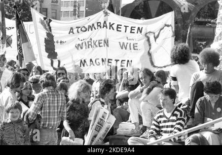 20, 000 Demonstranten, die von der Friedensbewegung, der SPD und anderen demokratischen Organisationen und Gewerkschaften aufgerufen wurden, bildeten sich im Jahr 1982 gegen Atomwaffen Stockfoto