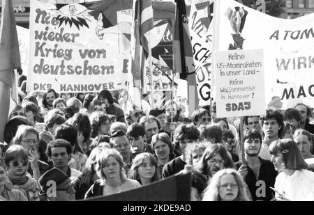 20, 000 Demonstranten, die von der Friedensbewegung, der SPD und anderen demokratischen Organisationen und Gewerkschaften aufgerufen wurden, bildeten sich im Jahr 1982 gegen Atomwaffen Stockfoto