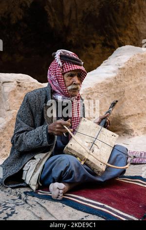 Siq el-Bariden, Jordanien - Oktober 29 2022: Älterer jordanischer Beduinenmensch mit der einsaitigen Rababah-Geige Stockfoto