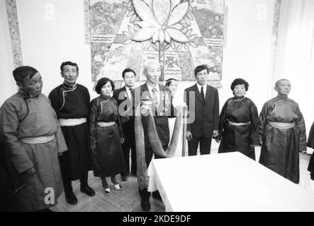 Gesichter der Mongolei unter kommunistischer Herrschaft 1982 zeigt dieses Foto.Hochzeitsfeier, MNG, Mongolei Stockfoto