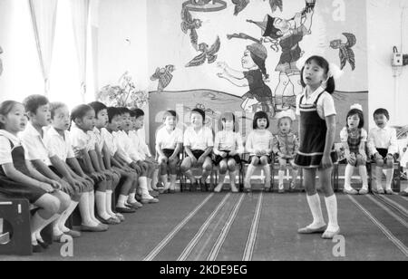 Gesichter der Mongolei unter kommunistischer Herrschaft 1982 zeigt dieses Foto.Kindergarten, MNG, Mongolei Stockfoto