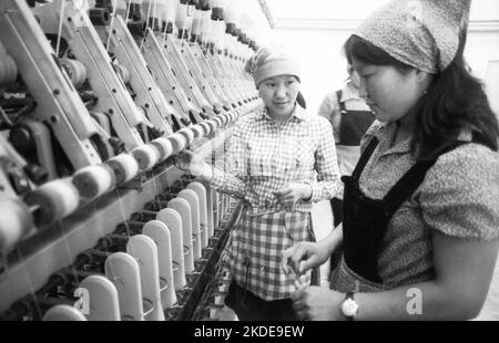 Gesichter der Mongolei unter kommunistischer Herrschaft 1982 zeigt dieses Foto.Textilfabrik, MNG, Mongolei Stockfoto