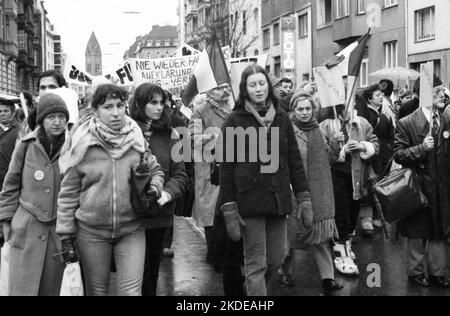 Organisationen französischer Juden und deutscher Nazi-Opfer demonstrierten für eine Verurteilung der Gestapo und des SS-Mannes Kurt Lischka, der für die verantwortlich war Stockfoto