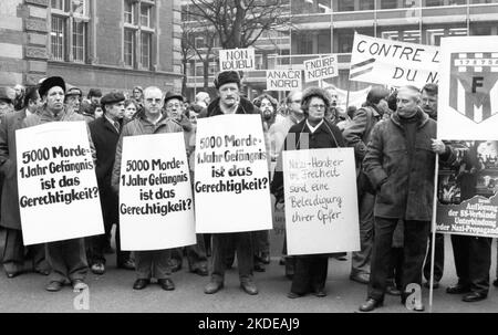 Organisationen französischer Juden und deutscher Nazi-Opfer demonstrierten für eine Verurteilung der Gestapo und des SS-Mannes Kurt Lischka, der für die verantwortlich war Stockfoto