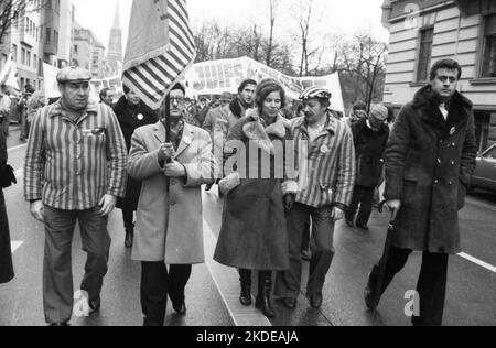 Organisationen französischer Juden und deutscher Nazi-Opfer demonstrierten für eine Verurteilung des Gestapo- und SS-Mannes Kurt Lischka, der für die verantwortlich war Stockfoto