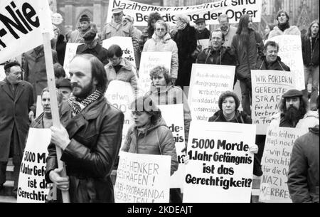 Organisationen französischer Juden und deutscher Nazi-Opfer demonstrierten für eine Verurteilung der Gestapo und des SS-Mannes Kurt Lischka, der für die verantwortlich war Stockfoto