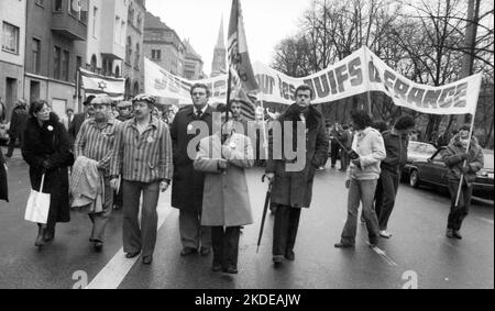 Organisationen französischer Juden und deutscher Nazi-Opfer demonstrierten für eine Verurteilung der Gestapo und des SS-Mannes Kurt Lischka, der für die verantwortlich war Stockfoto