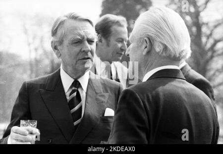 Der Krupp-Konzern nutzte den Besuch des wichtigen DDR-Politikers Günter Mittag in Bonn am 17 für Gespräche in der Villa Huegel mit Berthold Beitz Stockfoto