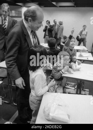 Die Bildungsmesse 7. Interschool '80 am 05.05.1980 in der Westfalenhalle Dortmund, Jürgen Schmude, Jürgen Girgensohn (vorne) mit Schülern Stockfoto