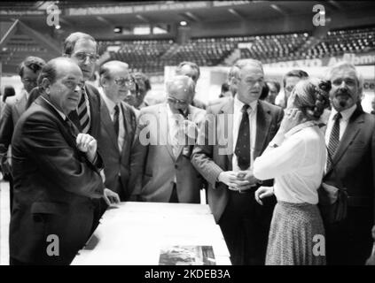 Die Bildungsmesse Interschool '80 7. am 5. Mai 1980 in der Westfalenhalle Dortmund. Jürgen Girgensohn, Jürgen Schmude, N.N., Hermann Heinemann Stockfoto