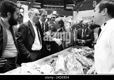 Die Bildungsmesse Interschool '80 7. am 5. Mai 1980 in der Westfalenhalle Dortmund. N.N. Günter Samtlebe, Jürgen Schmude, Jürgen Girgensohn Stockfoto