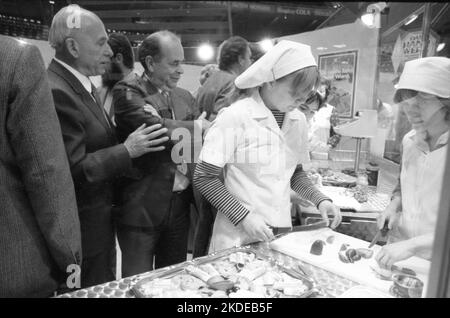 Die Bildungsmesse Interschool '80 7. am 5. Mai 1980 in der Westfalenhalle Dortmund. Jürgen Girgensohn (M.), Deutschland Stockfoto