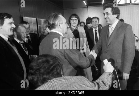 Der Besuch des Vorsitzenden des FDJ der DDR, Egon Krenz, am 21. März 1980 in Bonn. Gerhard Schroeder (links) EgonBahr (m.) Egon Krenz (l.), Deutschland Stockfoto