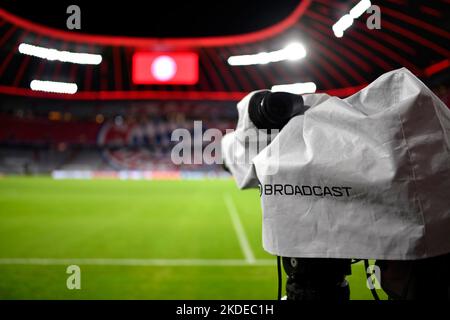 Übersicht Interior Allianz Arena, leer, TV-Kamera, FC Bayern München Logo, Anzeigetafel, München, Bayern, Deutschland Stockfoto