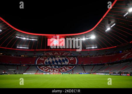 Übersicht Interior Allianz Arena, leer, FC Bayern München Logo, Anzeigetafel, München, Bayern, Deutschland Stockfoto