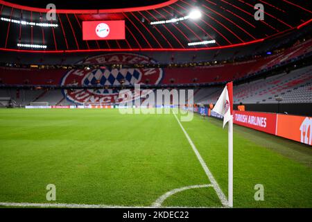 Übersicht Interieur Allianz Arena, leer, Eckflagge mit Logo FC Bayern München, Anzeigetafel, München, Bayern, Deutschland Stockfoto