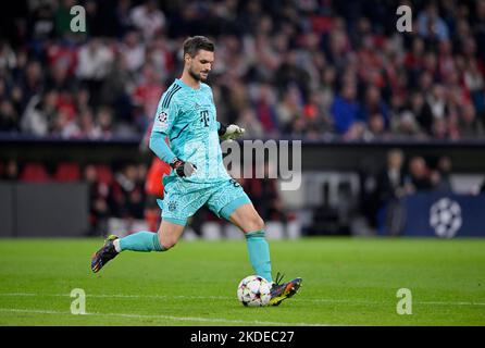 Torwart Sven Ulreich FC Bayern München FCB (26) am Ball Allianz Arena, München, Bayern, Deutschland Stockfoto