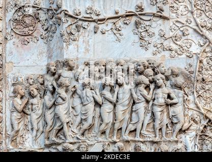 Bas-Relief mit Darstellung des Jüngsten Gerichts aus dem Buch der Offenbarung, Kathedrale von Orvieto, Duomo di Orvieto, Umbrien, Italien Stockfoto