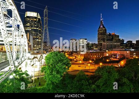 Blick auf die Skyline von Nashville, Tennessee, USA von der John Seigenthaler Fußgängerbrücke über den Cumberland River Stockfoto