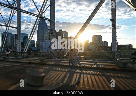 Blick auf die Skyline von Nashville, Tennessee, USA von der John Seigenthaler Fußgängerbrücke über den Cumberland River Stockfoto