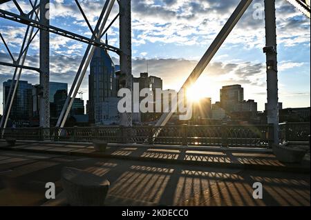 Blick auf die Skyline von Nashville, Tennessee, USA von der John Seigenthaler Fußgängerbrücke über den Cumberland River Stockfoto