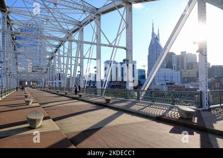 Blick auf die Skyline von Nashville, Tennessee, USA von der John Seigenthaler Fußgängerbrücke über den Cumberland River Stockfoto