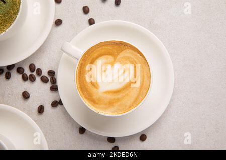 Tasse Cappuccino auf dem weißen Tisch Stockfoto