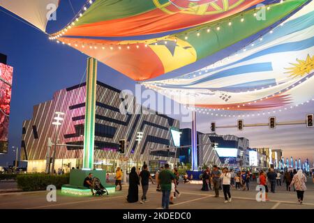 Das Darb Lusail Festival, ein familienfreundliches Festival in der Partnerschaft zwischen Qatar Tourism, Qatar Airways, dem Qatar-MENASA 2022 Year of Culture (YOC), dem Supreme Committee for Delivery & Legacy (SC) und Qatari Diar, hauchte dem neu eröffneten Wahrzeichen in Qatar’s lebhafter Stadt Lusail Leben ein. Stockfoto