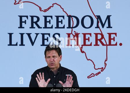 Oviedo, Usa. 05.. November 2022. Der republikanische Gouverneur von Florida, Ron DeSantis, spricht während einer Wahlkampfveranstaltung in Oviedo, drei Tage vor den Wahlen vom 8. November. DeSantis steht dem Kandidaten des demokratischen Gouverneurs Charlie Crist gegenüber. Kredit: SOPA Images Limited/Alamy Live Nachrichten Stockfoto