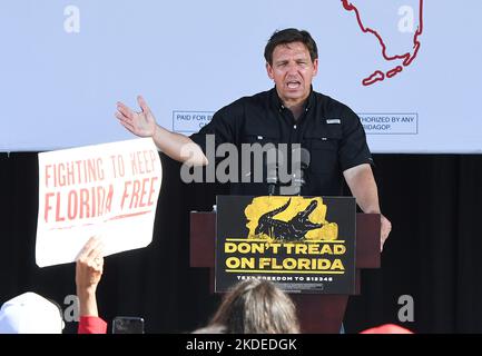 Oviedo, Usa. 05.. November 2022. Der republikanische Gouverneur von Florida, Ron DeSantis, spricht während einer Wahlkampfveranstaltung in Oviedo, drei Tage vor den Wahlen vom 8. November. DeSantis steht dem Kandidaten des demokratischen Gouverneurs Charlie Crist gegenüber. Kredit: SOPA Images Limited/Alamy Live Nachrichten Stockfoto