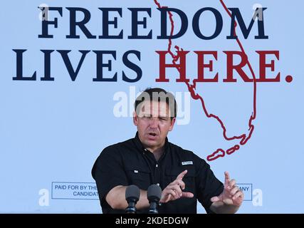 Oviedo, Usa. 05.. November 2022. Der republikanische Gouverneur von Florida, Ron DeSantis, spricht während einer Wahlkampfveranstaltung in Oviedo, drei Tage vor den Wahlen vom 8. November. DeSantis steht dem Kandidaten des demokratischen Gouverneurs Charlie Crist gegenüber. Kredit: SOPA Images Limited/Alamy Live Nachrichten Stockfoto