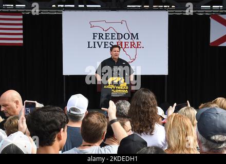 Oviedo, Usa. 05.. November 2022. Der republikanische Gouverneur von Florida, Ron DeSantis, spricht während einer Wahlkampfveranstaltung in Oviedo, drei Tage vor den Wahlen vom 8. November. DeSantis steht dem Kandidaten des demokratischen Gouverneurs Charlie Crist gegenüber. Kredit: SOPA Images Limited/Alamy Live Nachrichten Stockfoto