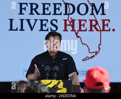 Oviedo, Usa. 05.. November 2022. Der republikanische Gouverneur von Florida, Ron DeSantis, spricht während einer Wahlkampfveranstaltung in Oviedo, drei Tage vor den Wahlen vom 8. November. DeSantis steht dem Kandidaten des demokratischen Gouverneurs Charlie Crist gegenüber. (Foto von Paul Hennessy/SOPA Images/Sipa USA) Quelle: SIPA USA/Alamy Live News Stockfoto