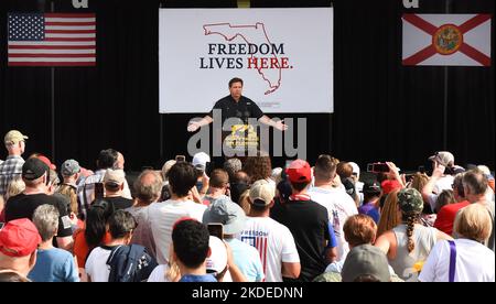 Oviedo, Usa. 05.. November 2022. Der republikanische Gouverneur von Florida, Ron DeSantis, spricht während einer Wahlkampfveranstaltung in Oviedo, drei Tage vor den Wahlen vom 8. November. DeSantis steht dem Kandidaten des demokratischen Gouverneurs Charlie Crist gegenüber. (Foto von Paul Hennessy/SOPA Images/Sipa USA) Quelle: SIPA USA/Alamy Live News Stockfoto