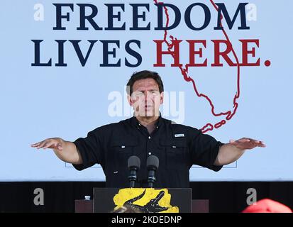 Oviedo, Usa. 05.. November 2022. Der republikanische Gouverneur von Florida, Ron DeSantis, spricht während einer Wahlkampfveranstaltung in Oviedo, drei Tage vor den Wahlen vom 8. November. DeSantis steht dem Kandidaten des demokratischen Gouverneurs Charlie Crist gegenüber. (Foto von Paul Hennessy/SOPA Images/Sipa USA) Quelle: SIPA USA/Alamy Live News Stockfoto