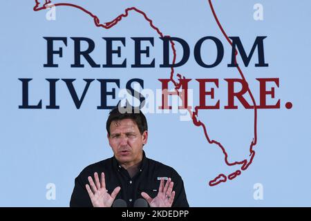 Oviedo, Usa. 05.. November 2022. Der republikanische Gouverneur von Florida, Ron DeSantis, spricht während einer Wahlkampfveranstaltung in Oviedo, drei Tage vor den Wahlen vom 8. November. DeSantis steht dem Kandidaten des demokratischen Gouverneurs Charlie Crist gegenüber. (Foto von Paul Hennessy/SOPA Images/Sipa USA) Quelle: SIPA USA/Alamy Live News Stockfoto