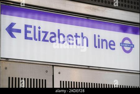 Aktenfoto vom 14/03/22 eines Elizabeth-Linienzeichens. Die £19 Milliarden Bahnstrecke der Elizabeth Line wird sieben Tage die Woche geöffnet und ab Sonntag mehr Direktfahrten anbieten. Die Verbindungen in den Tunneln in ganz London wurden seit der Eröffnung der Strecke am 24. Mai fast jeden Sonntag ausgesetzt, um weitere Tests zu ermöglichen. Ausgabedatum: Sonntag, 6. November 2022. Stockfoto