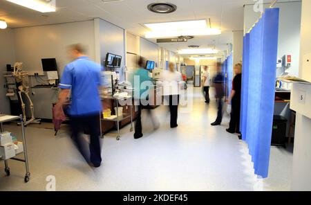 Foto vom 03/10/14 von Mitarbeitern auf einer NHS-Krankenhausstation. Gesundheitsminister Humza Yousaf wurde aufgefordert, inmitten von Behauptungen der Labour-Partei zu handeln, wonach Personalprobleme in einem einzigen Monat zu zwei Todesfällen in einem Flaggschiff-Krankenhaus beigetragen haben. Stockfoto