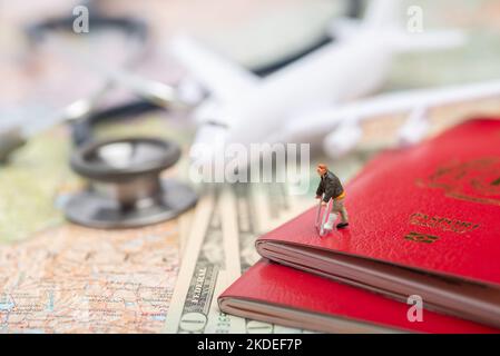 Miniatur-Mann in fremden Land Konzept verletzt. Stockfoto