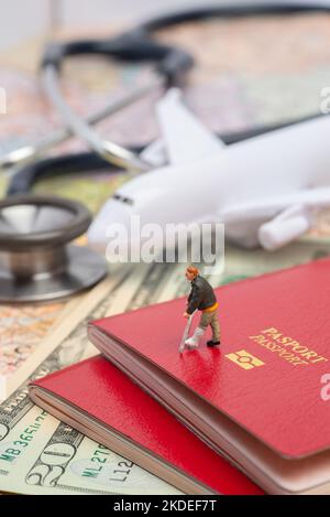 Miniatur-Mann in fremden Land Konzept verletzt. Stockfoto